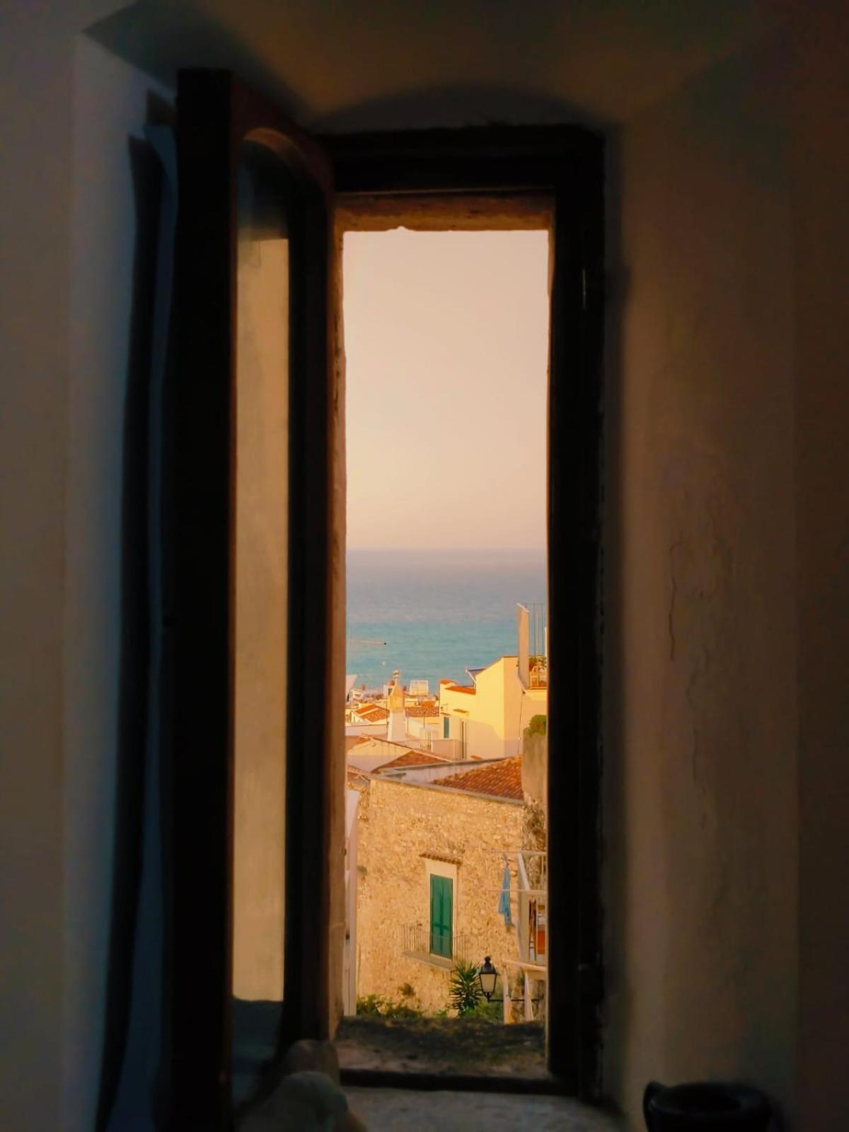 לינה וארוחת בוקר ויאסטה Torre La Mezzaluna מראה חיצוני תמונה